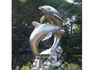 康大雕塑供应 抽象镜面海豚酒店景观园林摆件